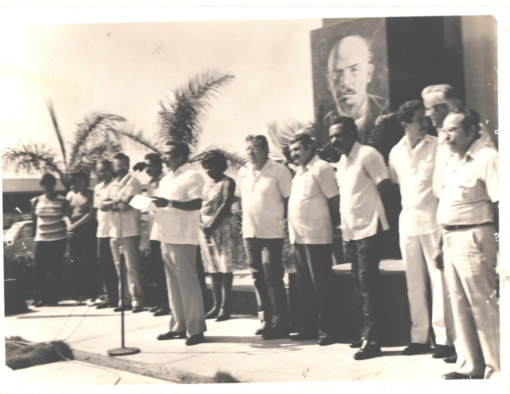 Celebración de los 50 años de educación superior en Las Tunas, Migdalia Esperance Matamoros junto a estudiantes y colegas.
