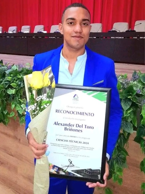 Alexander del Toro Briñones recibe el Premio CITMA Nacional de Estudiante Investigador 2024 en Ciencias Técnicas.