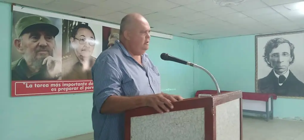 Intervención de un directivo durante el Seminario Provincial de Educación 2025-2026 en Las Tunas.