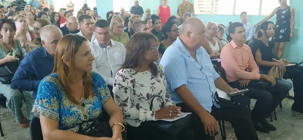Participación de docentes y representantes educativos en el Seminario Provincial en Las Tunas.